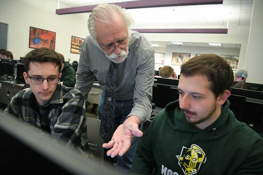 Students 和 a professor in a computer lab